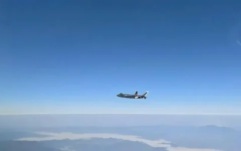 美媒：歼-20飞越台岛上空，台军毫无侦测